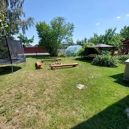 Mieszkanie Wakacyjno-pracownicze Caloroczne Апартаменти Pawlowo Zonskie